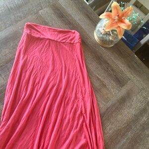 The classic Maxi skirt in vibrant coral